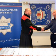 Tysiąc odblaskowych opasek trafi do mieszkańców Sądecczyzny