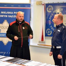 Tysiąc odblaskowych opasek trafi do mieszkańców Sądecczyzny